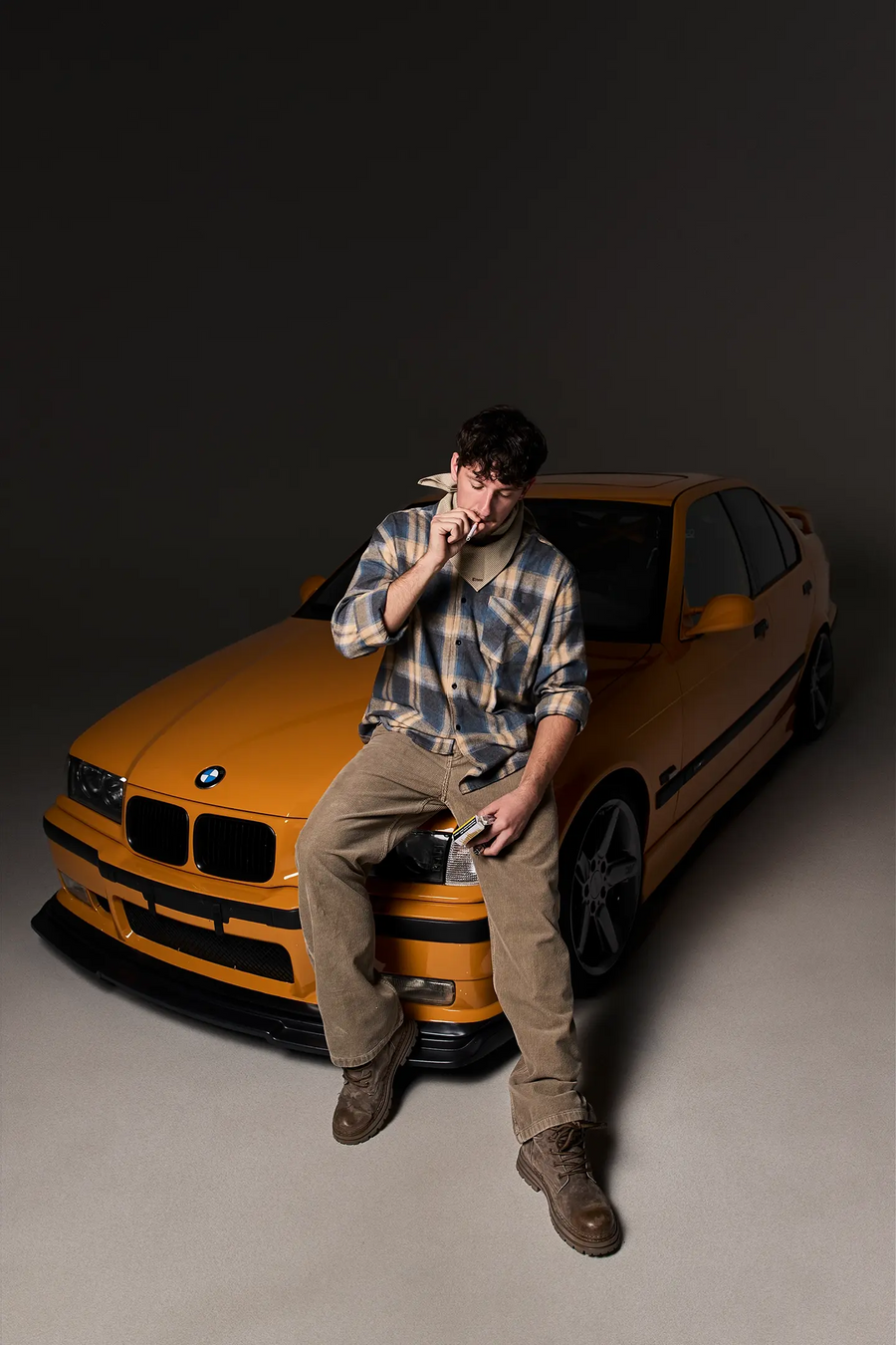 Header Bild, Tream lehnt rauchend an einem BMW